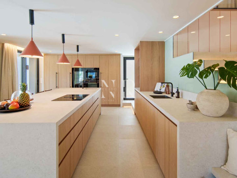 Villa en primera línea de golf en Los Naranjos Golf Club, Nueva Andalucía, en venta