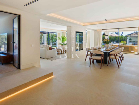 Villa en primera línea de golf en Los Naranjos Golf Club, Nueva Andalucía, en venta