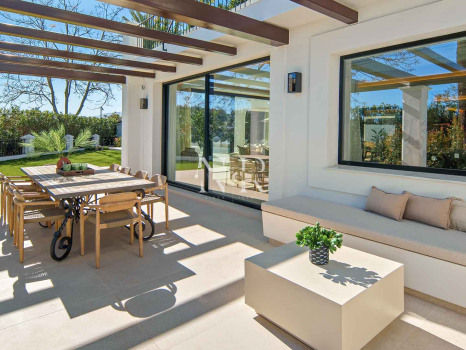 Villa en primera línea de golf en Los Naranjos Golf Club, Nueva Andalucía, en venta