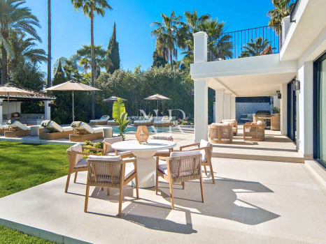 Villa en primera línea de golf en Los Naranjos Golf Club, Nueva Andalucía, en venta