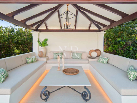 Villa en primera línea de golf en Los Naranjos Golf Club, Nueva Andalucía, en venta