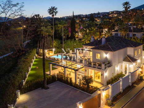Villa en primera línea de golf en Los Naranjos Golf Club, Nueva Andalucía, en venta
