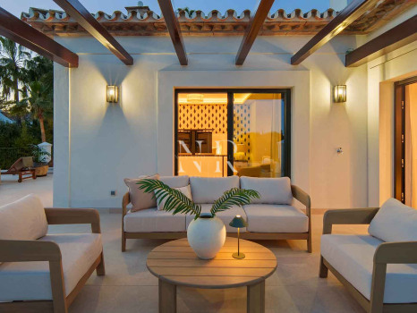 Villa en primera línea de golf en Los Naranjos Golf Club, Nueva Andalucía, en venta