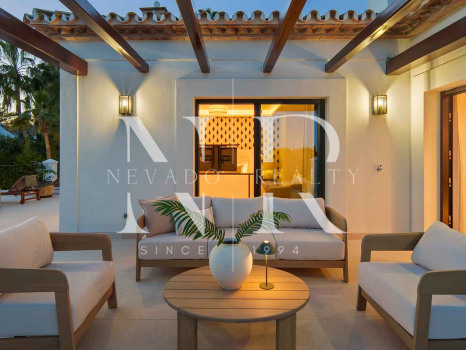 Frontline golf villa for sale at Los Naranjos Golf Club, Nueva Andalucía