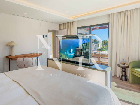 Frontline golf villa for sale at Los Naranjos Golf Club, Nueva Andalucía