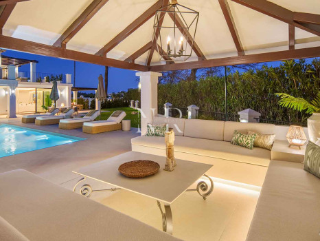 Villa en primera línea de golf en Los Naranjos Golf Club, Nueva Andalucía, en venta