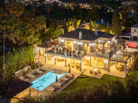 Villa en primera línea de golf en Los Naranjos Golf Club, Nueva Andalucía, en venta