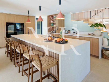 Frontline golf villa for sale at Los Naranjos Golf Club, Nueva Andalucía