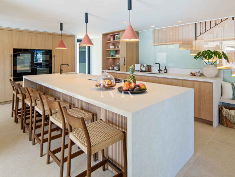 Villa en primera línea de golf en Los Naranjos Golf Club, Nueva Andalucía, en venta