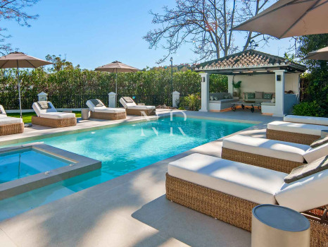 Villa en primera línea de golf en Los Naranjos Golf Club, Nueva Andalucía, en venta