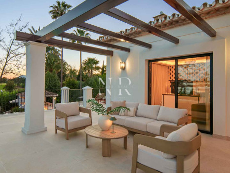 Villa en primera línea de golf en Los Naranjos Golf Club, Nueva Andalucía, en venta