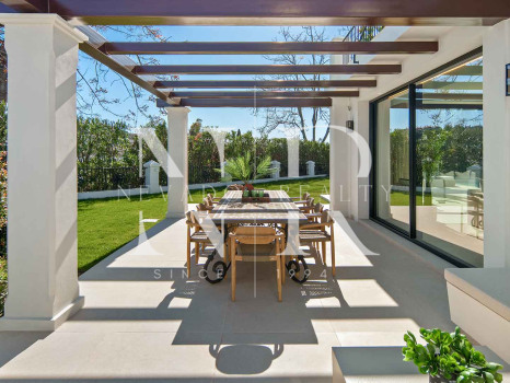 Frontline golf villa for sale at Los Naranjos Golf Club, Nueva Andalucía
