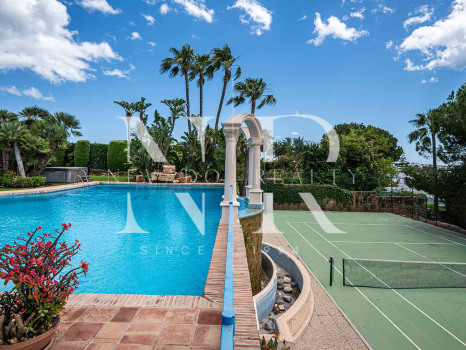 Villa avec court de tennis privé à Nueva Andalucía, Marbella, à vendre