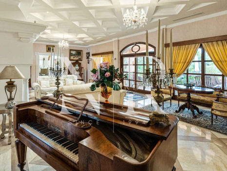 Villa avec court de tennis privé à Nueva Andalucía, Marbella, à vendre