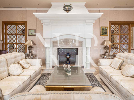 Villa avec court de tennis privé à Nueva Andalucía, Marbella, à vendre
