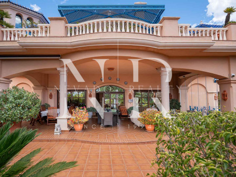 Villa avec court de tennis privé à Nueva Andalucía, Marbella, à vendre
