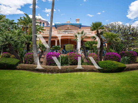 Villa avec court de tennis privé à Nueva Andalucía, Marbella, à vendre