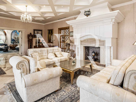 Villa avec court de tennis privé à Nueva Andalucía, Marbella, à vendre