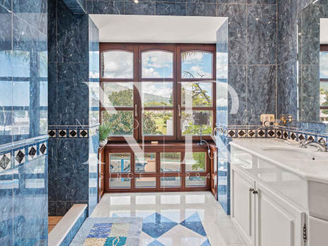 Villa avec court de tennis privé à Nueva Andalucía, Marbella, à vendre