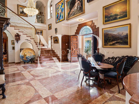 Villa avec court de tennis privé à Nueva Andalucía, Marbella, à vendre