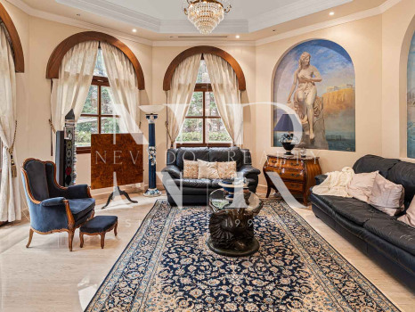 Villa avec court de tennis privé à Nueva Andalucía, Marbella, à vendre