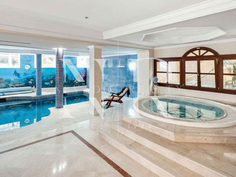 Villa avec court de tennis privé à Nueva Andalucía, Marbella, à vendre