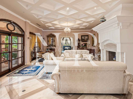 Villa avec court de tennis privé à Nueva Andalucía, Marbella, à vendre
