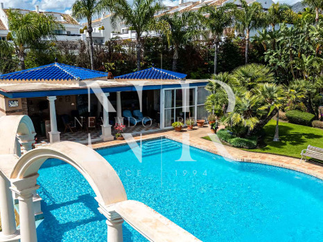 Villa avec court de tennis privé à Nueva Andalucía, Marbella, à vendre