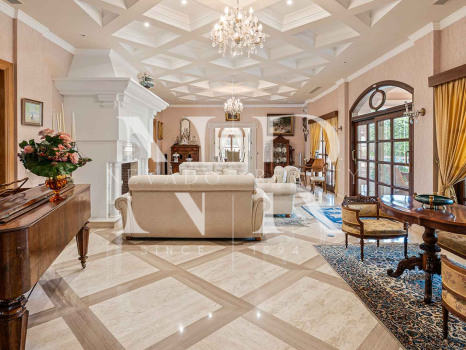 Villa avec court de tennis privé à Nueva Andalucía, Marbella, à vendre