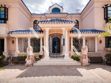 Villa avec court de tennis privé à Nueva Andalucía, Marbella, à vendre