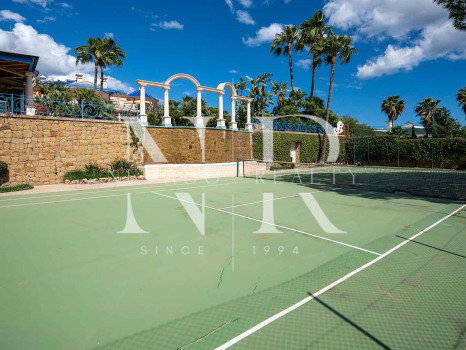 Villa avec court de tennis privé à Nueva Andalucía, Marbella, à vendre