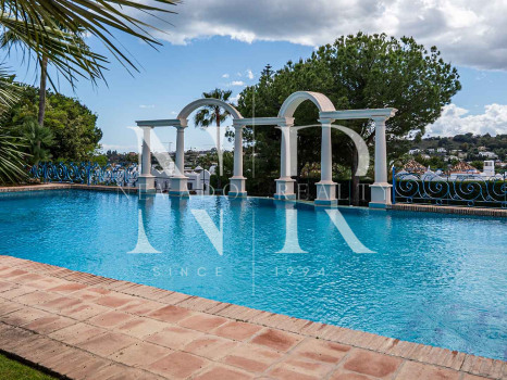 Villa avec court de tennis privé à Nueva Andalucía, Marbella, à vendre