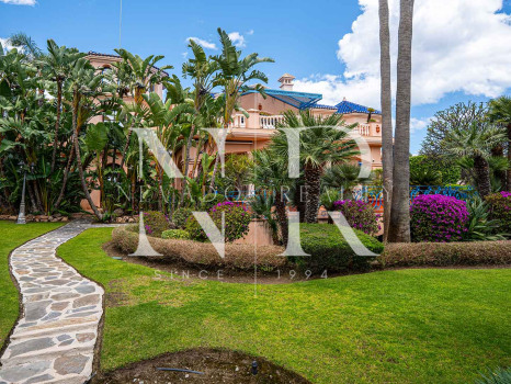 Villa avec court de tennis privé à Nueva Andalucía, Marbella, à vendre