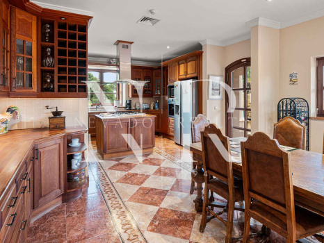 Villa avec court de tennis privé à Nueva Andalucía, Marbella, à vendre