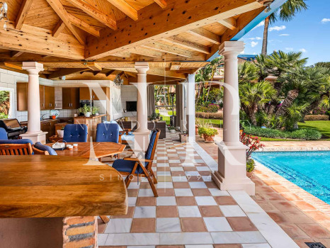 Villa avec court de tennis privé à Nueva Andalucía, Marbella, à vendre