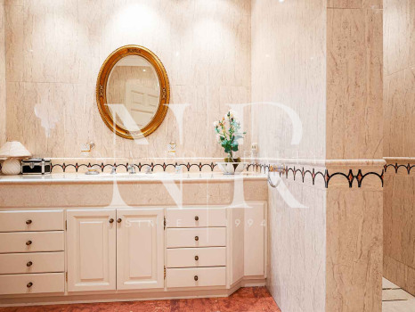 Villa avec court de tennis privé à Nueva Andalucía, Marbella, à vendre
