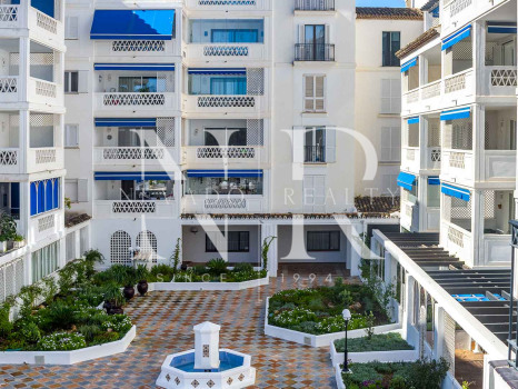 Apartment with sea views in Playas del Duque, Puerto Banús, for sale