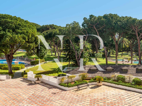 Apartment with sea views in Playas del Duque, Puerto Banús, for sale