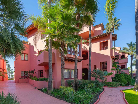 Appartement en première ligne de plage à Cabo Bermejo, Estepona, à vendre