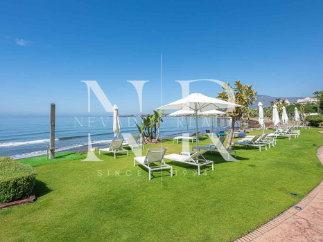 Apartment on the beachfront in Cabo Bermejo, Estepona, for sale