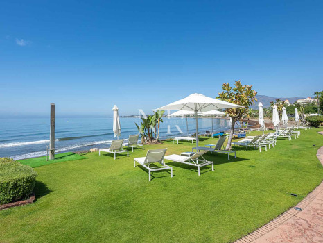 Appartement en première ligne de plage à Cabo Bermejo, Estepona, à vendre