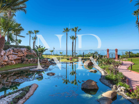 Apartment on the beachfront in Cabo Bermejo, Estepona, for sale
