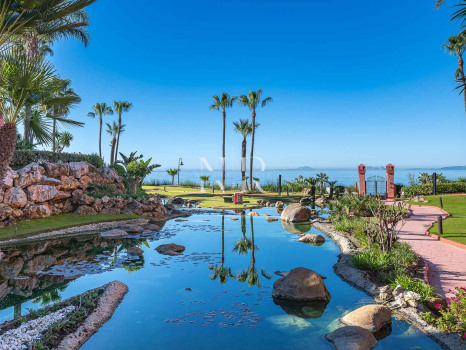 Appartement en première ligne de plage à Cabo Bermejo, Estepona, à vendre