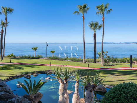 Appartement en première ligne de plage à Cabo Bermejo, Estepona, à vendre