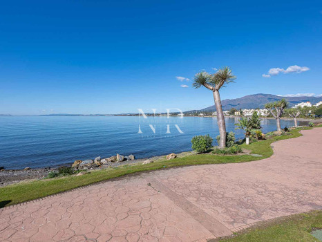 Appartement en première ligne de plage à Cabo Bermejo, Estepona, à vendre