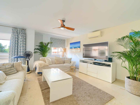 Penthouse for sale in central Marbella, in the Parque Marbella residential complex, with a private swimming pool
