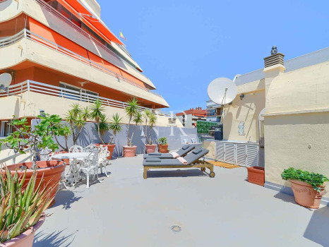 Penthouse for sale in central Marbella, in the Parque Marbella residential complex, with a private swimming pool