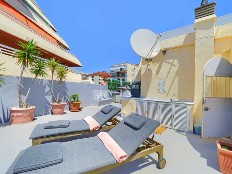 Penthouse for sale in central Marbella, in the Parque Marbella residential complex, with a private swimming pool
