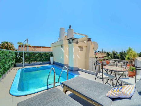 Penthouse for sale in central Marbella, in the Parque Marbella residential complex, with a private swimming pool