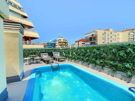 Penthouse for sale in central Marbella, in the Parque Marbella residential complex, with a private swimming pool